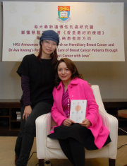 香港大學李嘉誠醫學院外科學系臨床副教授鄺靄慧醫生（右）及乳癌患者唐小姐（左）。